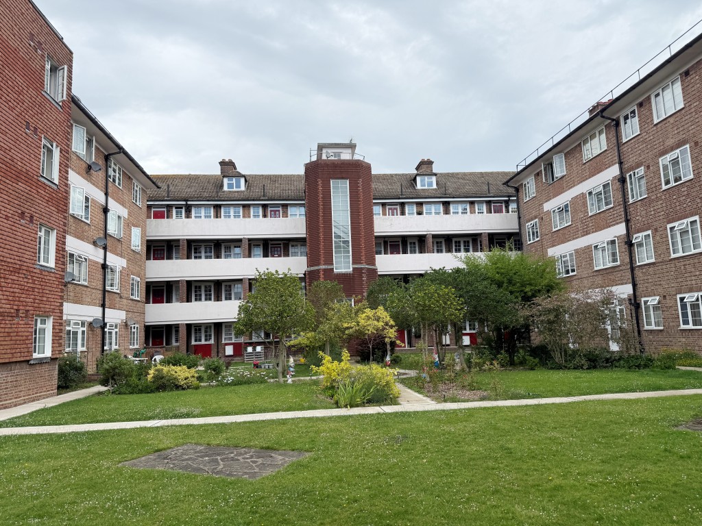 Lot: 11 - TWO-BEDROOM FLAT FOR INVESTMENT IN TOWN CENTRE - External of rear elevation & communal gardens